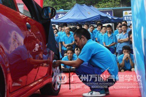 李霞霞测轮胎气压，同学们正在凝神观看