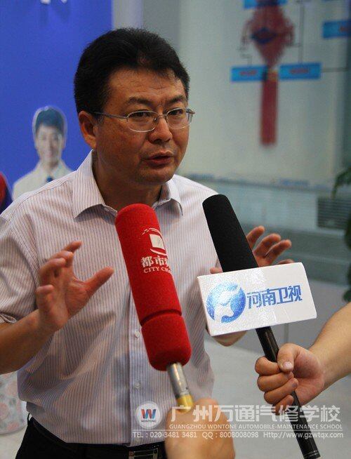 新华教育集团副总裁沙旭闭幕式结束后接受记者采访