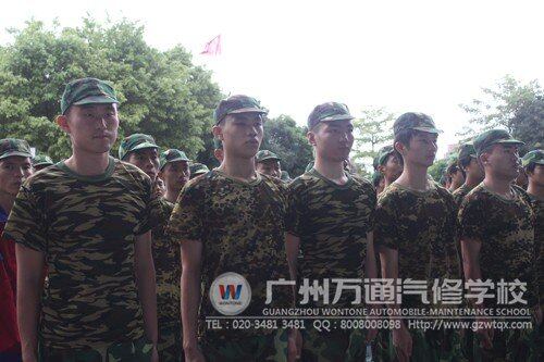 站军姿，同学们挺直腰板，坚持到底