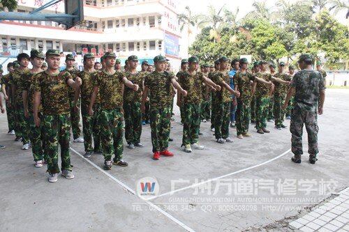 同学们正在认真练习摆臂