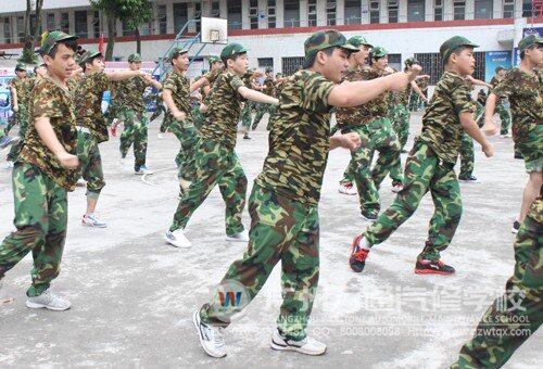 同学们正在练习军体拳