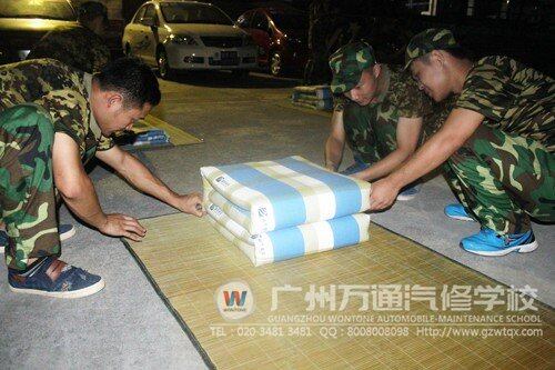 综合1306班的同学互相帮忙，细心认真地弄好棱角