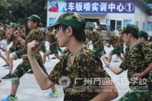 同学们正在认真训练