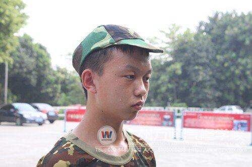 学生流汗依然坚持