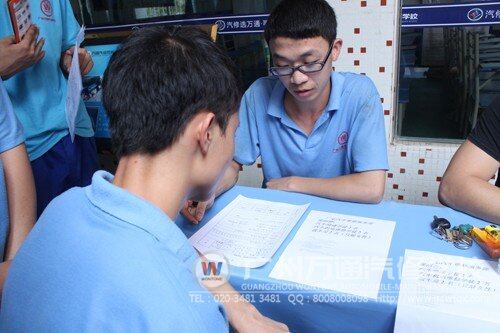 陈仲雄同学正在和学弟交流