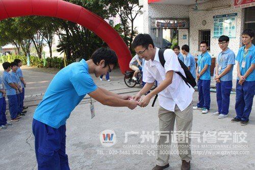 学生为老师送上卡片 