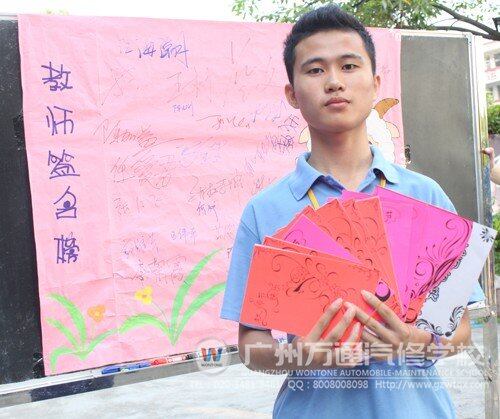 同学们展现亲手制作的卡片 