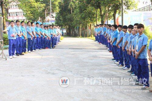 同学们排着整齐的队伍，祝福老师节日快乐