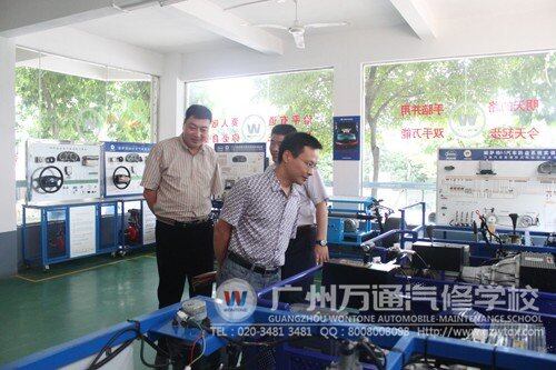 胡秘书长参观我校的实训室