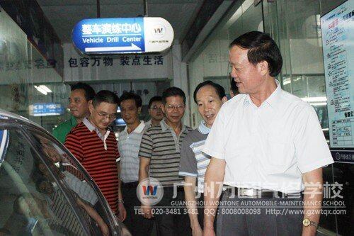 覃局长一行参观广州万通汽修学校实训厅