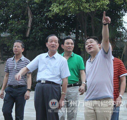 覃局长正在参观广州万通汽修学校的校园 