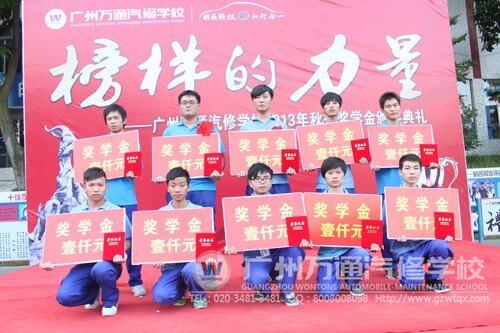 获得一等奖的同学合影留念