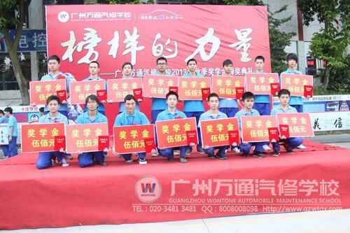 获得二等奖合影留念
