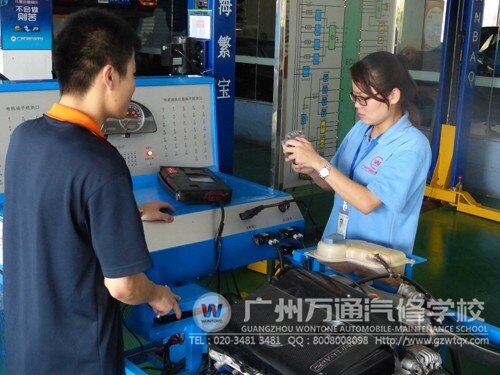 在广州万通学汽修学子技术的女生张万芳