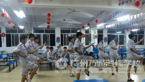 学生表演打拳
