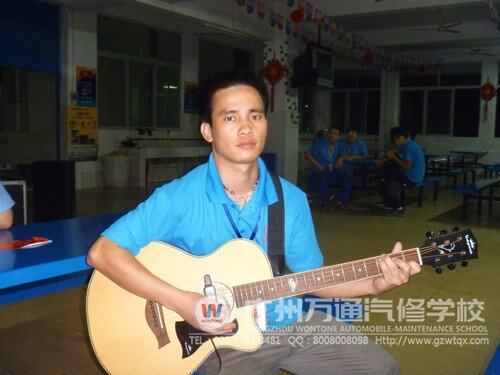 彩排现场，同学将表演吉他