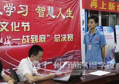李林同学正在认真答题