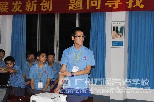 &ldquo;一战到底&rdquo;决赛，比赛选手正在认真思考