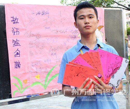 同学们展现亲手制作的卡片 