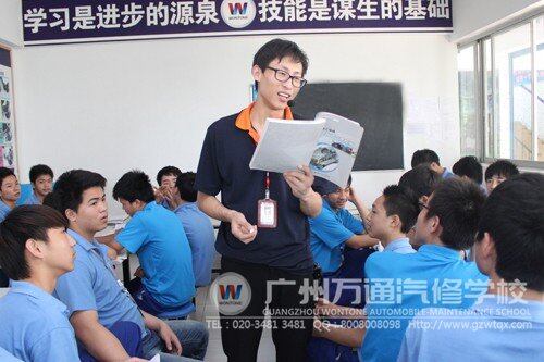 江海潮老师讲课喜欢走到同学中间，和平等交流