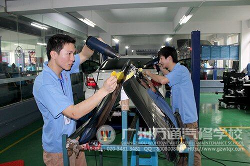 万通学子正在进行专业实战