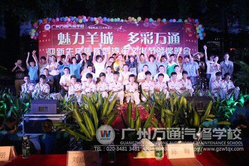 演员和领导合影留念