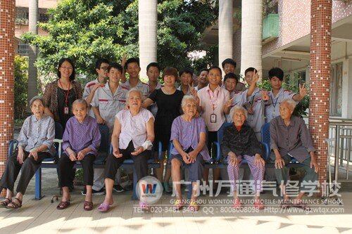 学子们和老人合影