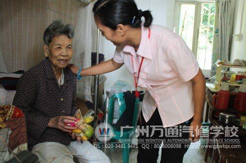 广州万通教师郭老师和老人交流
