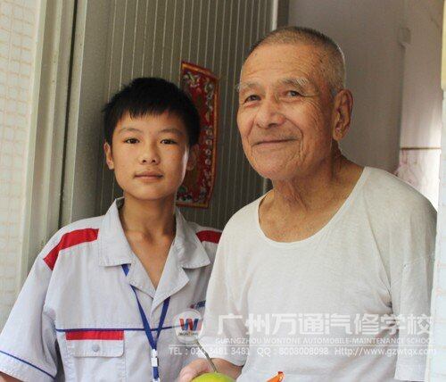 老爷爷脸上荡漾着微笑