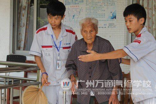 学子们扶着老人到大院散步