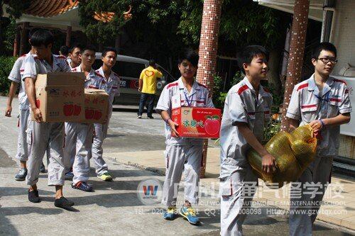学子们拿着礼物到敬老院，为老人送去问候