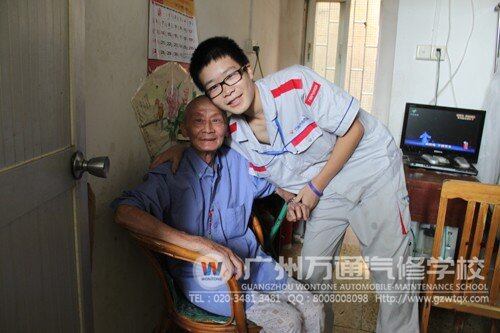 广州万通学子和老人合照