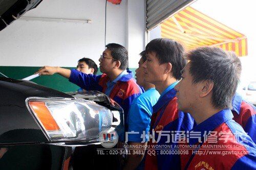 万通学子正在企业参观