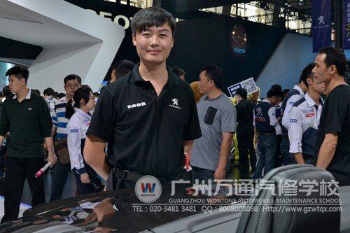 在广州国际车展中实习的广州万通学子韩业鹏
