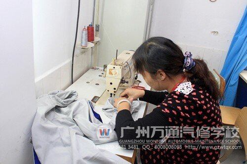梁老师帮学生缝补衣服