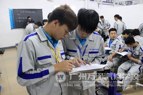 工单式教学过程中，同学们正在认真填写工单