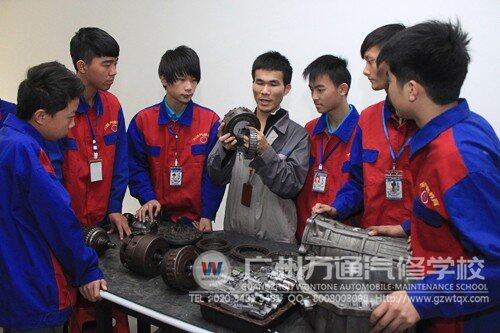 同学们在老师的指导下复习