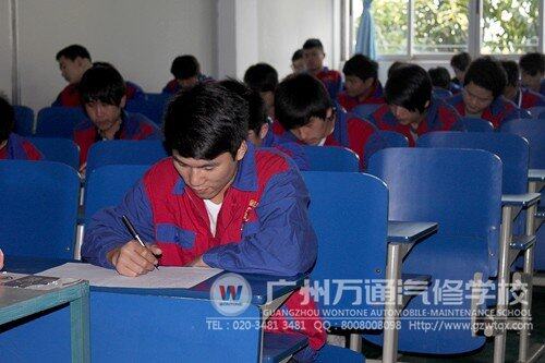 期末考试，同学们认真答卷