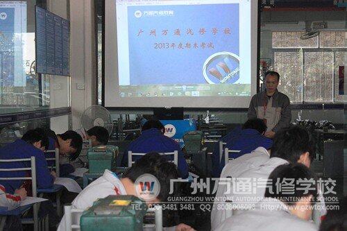 期末考试现场，同学们正在认真工作