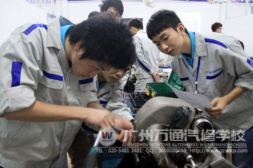 广州万通学汽修,学子理实一体化课堂,真正锻炼动手能力