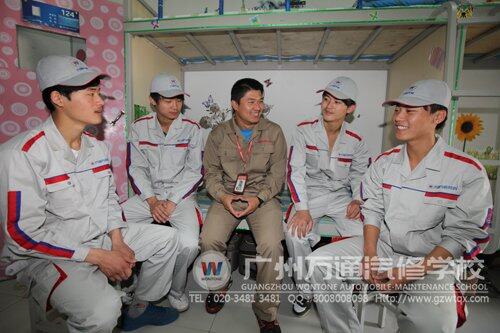 万通学子在校园里快乐生活