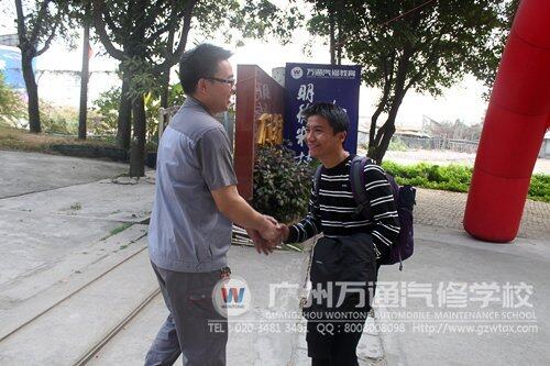 班主任欢迎老生返校