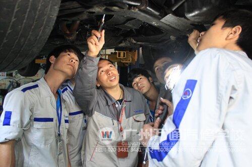 广州万通学子认真学技术