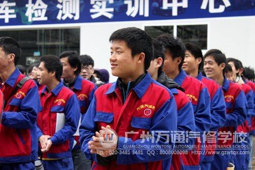 汽车文化节开幕，同学们热情鼓掌