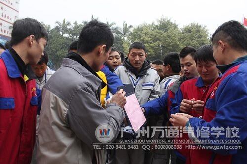 技能大赛开始前，同学们真正抽签