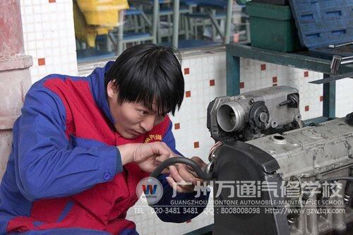 汽缸盖拆装与检测比赛现场，同学真正认真比赛