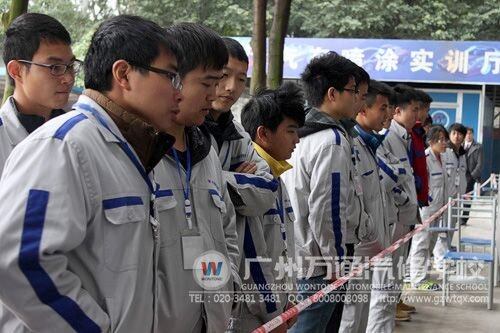 热情观看比赛的观众