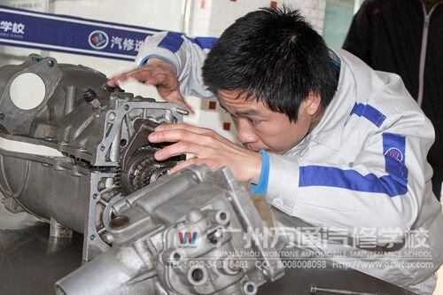 手动变速器拆装现场，参赛同学全神贯注