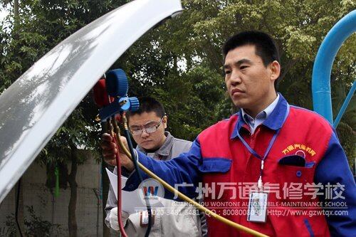 空调雪种加注比赛现场，同学专心致志