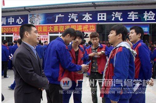 广州万通创就业办主任和同学交流